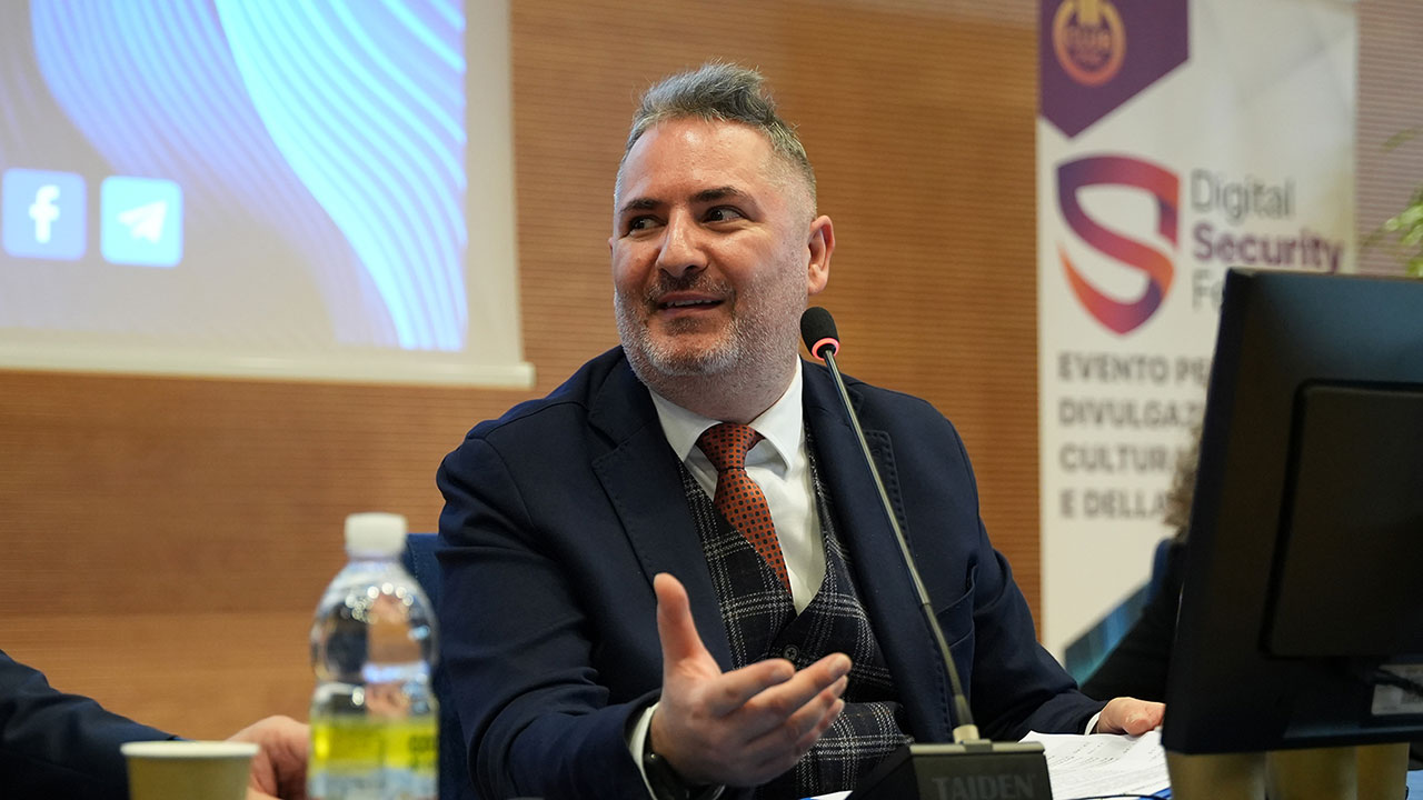 Gabriele Gobbo durante una conferenza su Digitalogia e sicurezza digitale